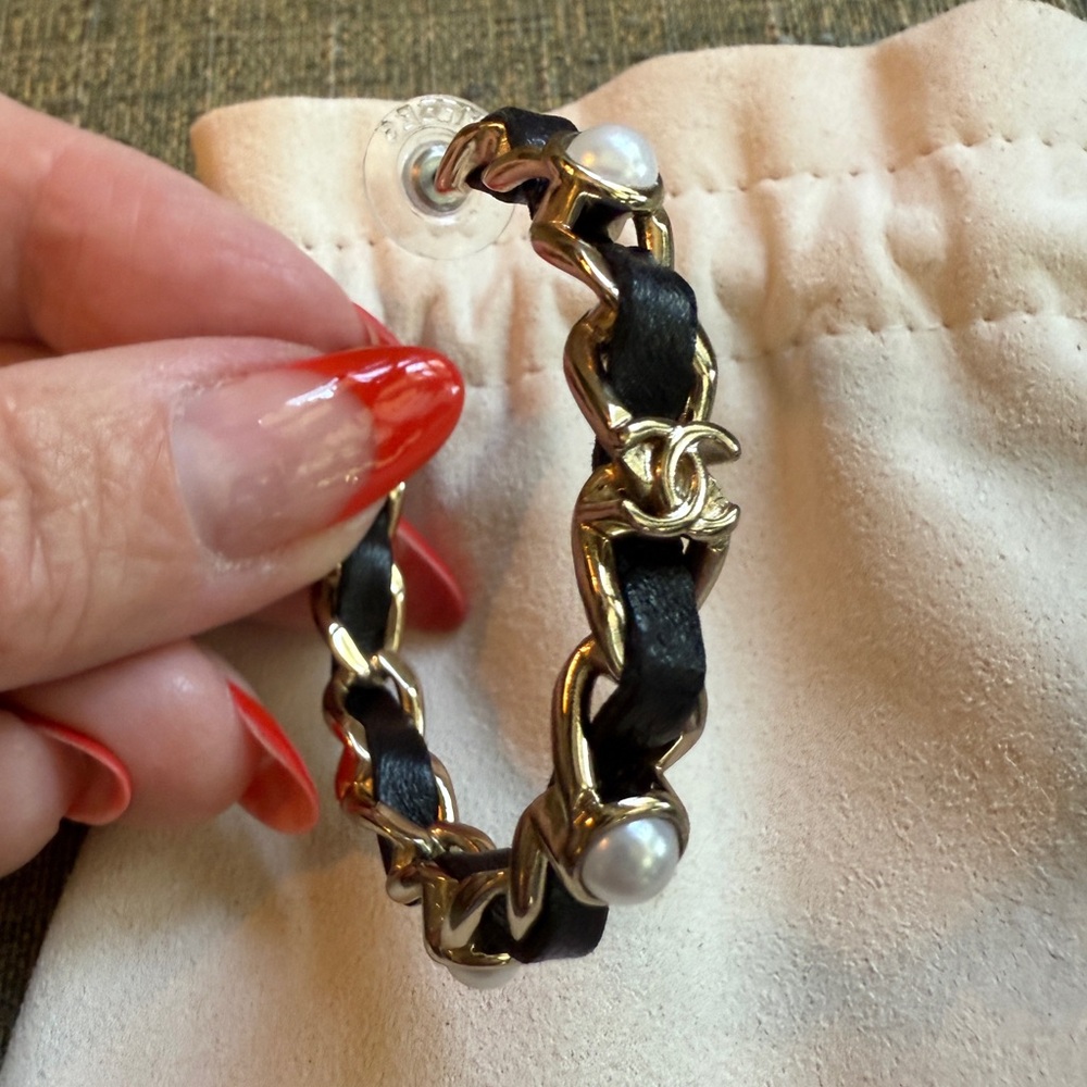 CHANEL (Single Earring) Lambskin Pearl More Is More CC Chain Hoop Earring